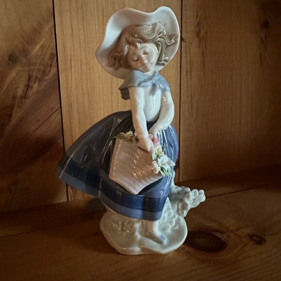 New In Box Lladro #5222 Pretty Pickings Girl Porcelain Gloss Figurine - Picture 1 of 15